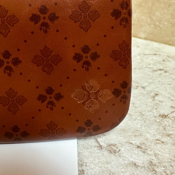 Patricia Nash Large Wrislet, Signature Print Cassini Design, Cognac/Tan, NWT - Picture 2 of 5